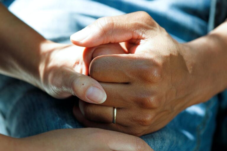 Symbolbild für Schmerzempfindlichkeit einer Laserbehandlung - Zwei haltende Hände