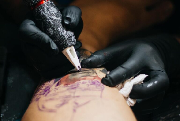 Symbolbild Prominente Tattoos auf Zeit: Ein Gesicht als Tattoosymbol auf einem Arm