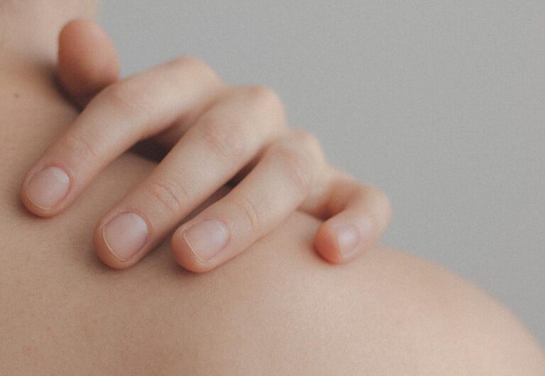 Die Haut: Ein Bild eines Nackens mit einer Hand drauf