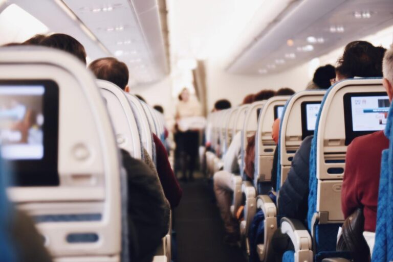 Symbolbild Tattoos als Tabu für Ausbildungsberufe: Passagiere sitzen in Flugzeug
