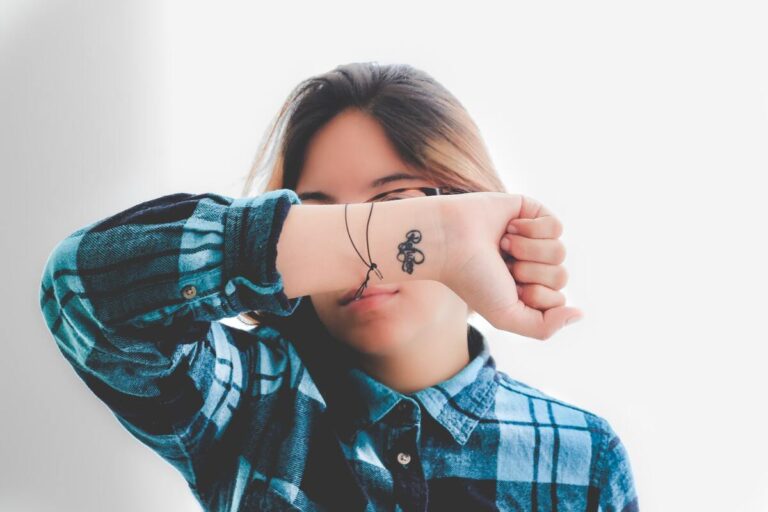 Symbolbild Tattooentfernungen 2015: Frau mit Schriftzug-Tattoo