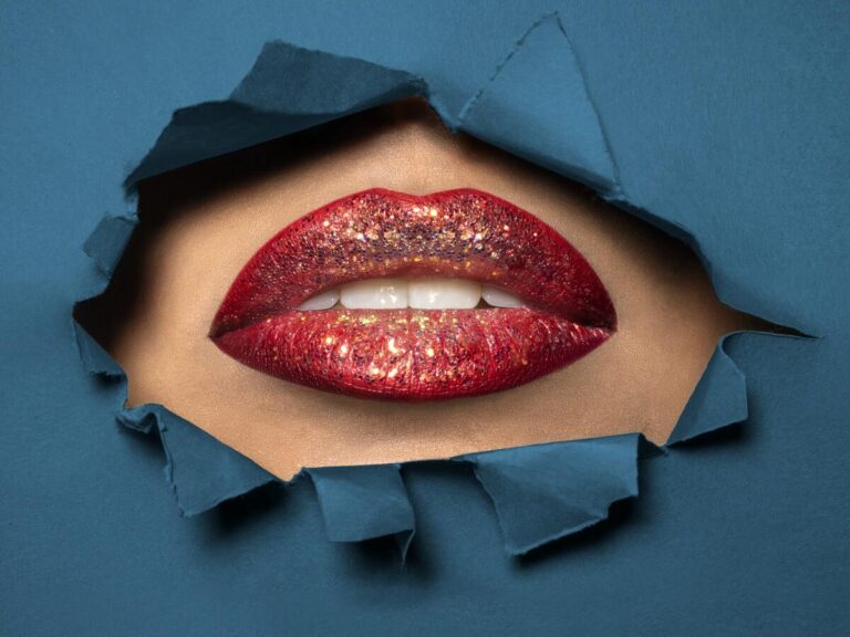 Symbolbild Unterspritzte Lippen: Rote, glitzernde Lippen