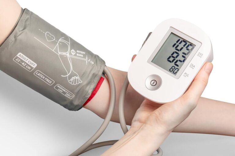 Symbolbild Blutdruck-Messaktion: Frau misst ihren Blutdruck