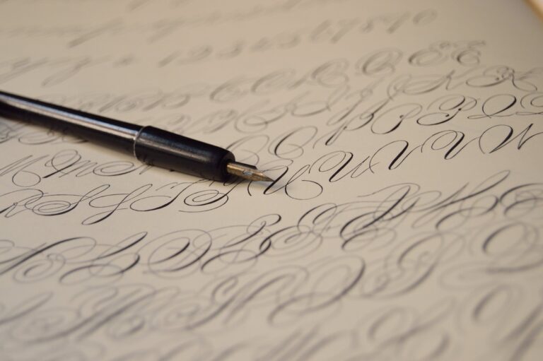 Stift für Kalligraphie liegt auf beschriebenem Papier