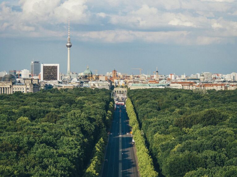 Berlin mit Fernsehturm im Hintergrund