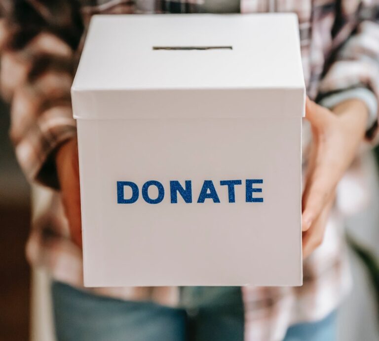 Symbolbild Spendenaktion: Mann hält Box für Spenden