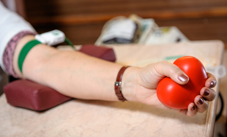 Symbolbild Blutspende trotz Tattoo: Der Arm einer Frau liegt ausgestreckt auf einem Tisch zur Vorbereitung einer Blutspende
