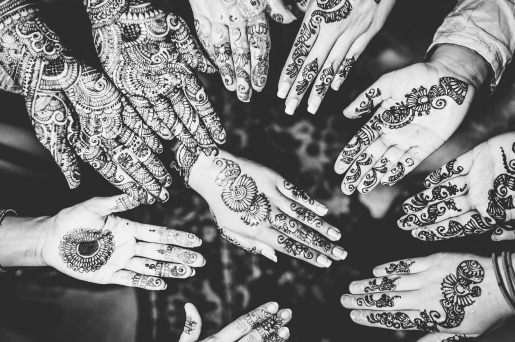 Symbolbild Tattoo Vorurteile: Viele Personen zeigen ihre tätowierten Hände