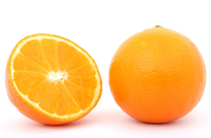 Symbolbild Permanent Make-up entfernen Hausmittel: aufgeschnittene Orange als Hausmittel