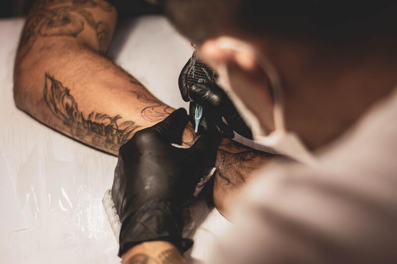 Symbolbild Tattooentfernung Milchsäure: Tattoo am Handgelenk wird gestochen