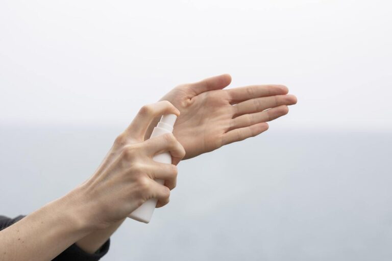 Symbolbild Blasenbildung nach Laserbehandlung: Frau desinfiziert ihre Hände