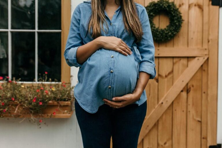 Symbolbild Tattooentfernung in Schwangerschaft: Schwangere Frau zeigt runden Bauch