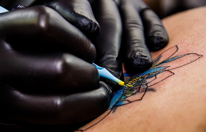 Symbolbild frisches tattoo entfernen: Lotusblume als Tattoo

