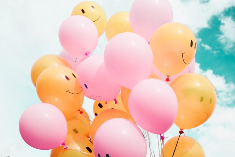 Symbolbild Zufriedenheit nach Laserbehandlungen: Luftballons mit mehr glücklichen als traurigen Smilies drauf