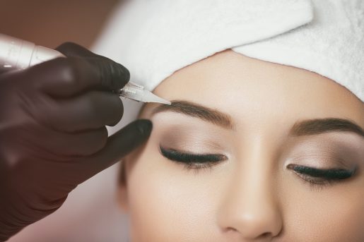 Symbolbild Microblading entfernen: Frau erhält Microblading für die Augenbrauen